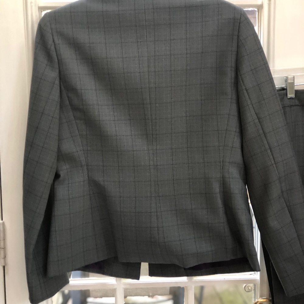 Womens 2 peice pantsuit, Size 8 - Picture 3 of 6